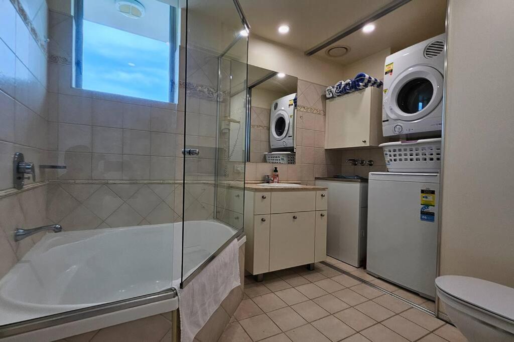Waterfront Sub-penthouse In Centre Apartment