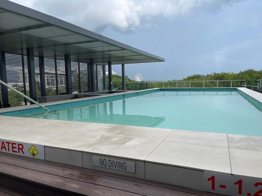 Stunning Water View - Pool, Gym, Sauna. Cairns