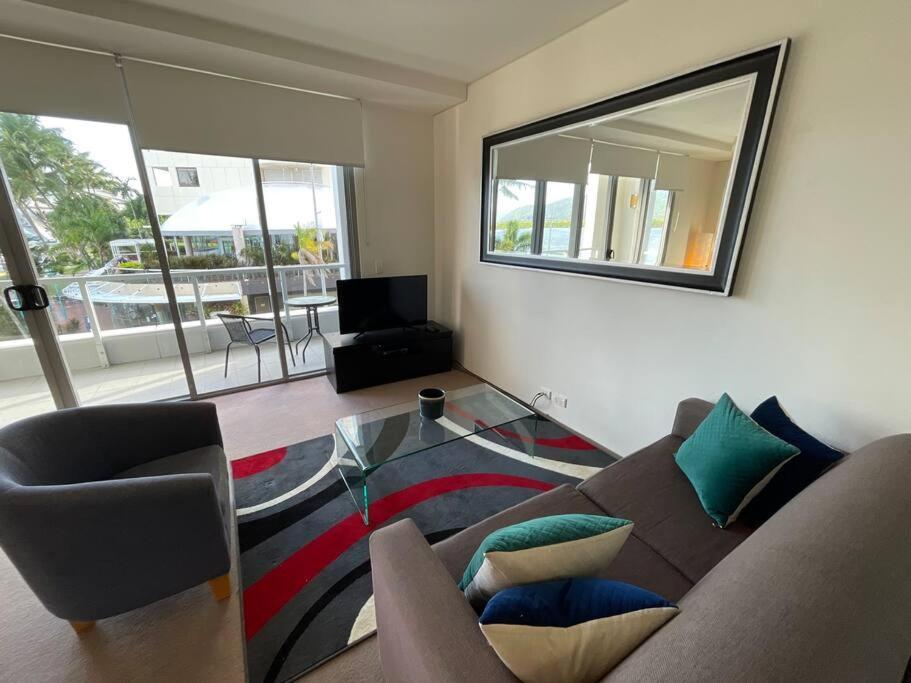 Stunning Water View - Pool, Gym, Sauna. Apartment *