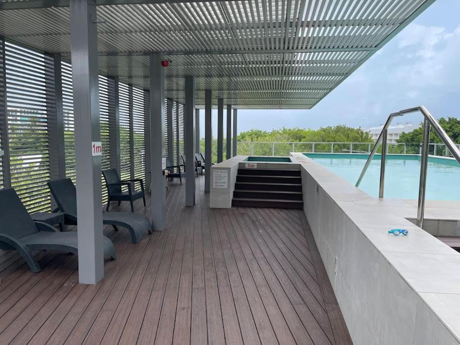 Stunning Water View - Pool, Gym, Sauna. Apartment Cairns