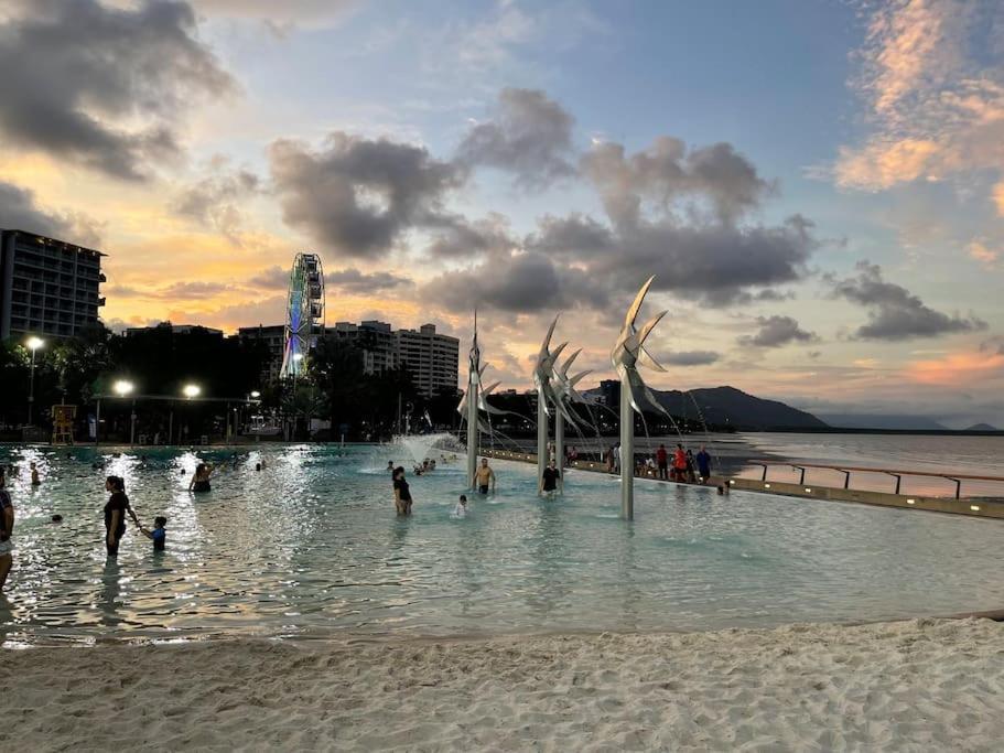 Stunning Water View - Pool, Gym, Sauna. Cairns