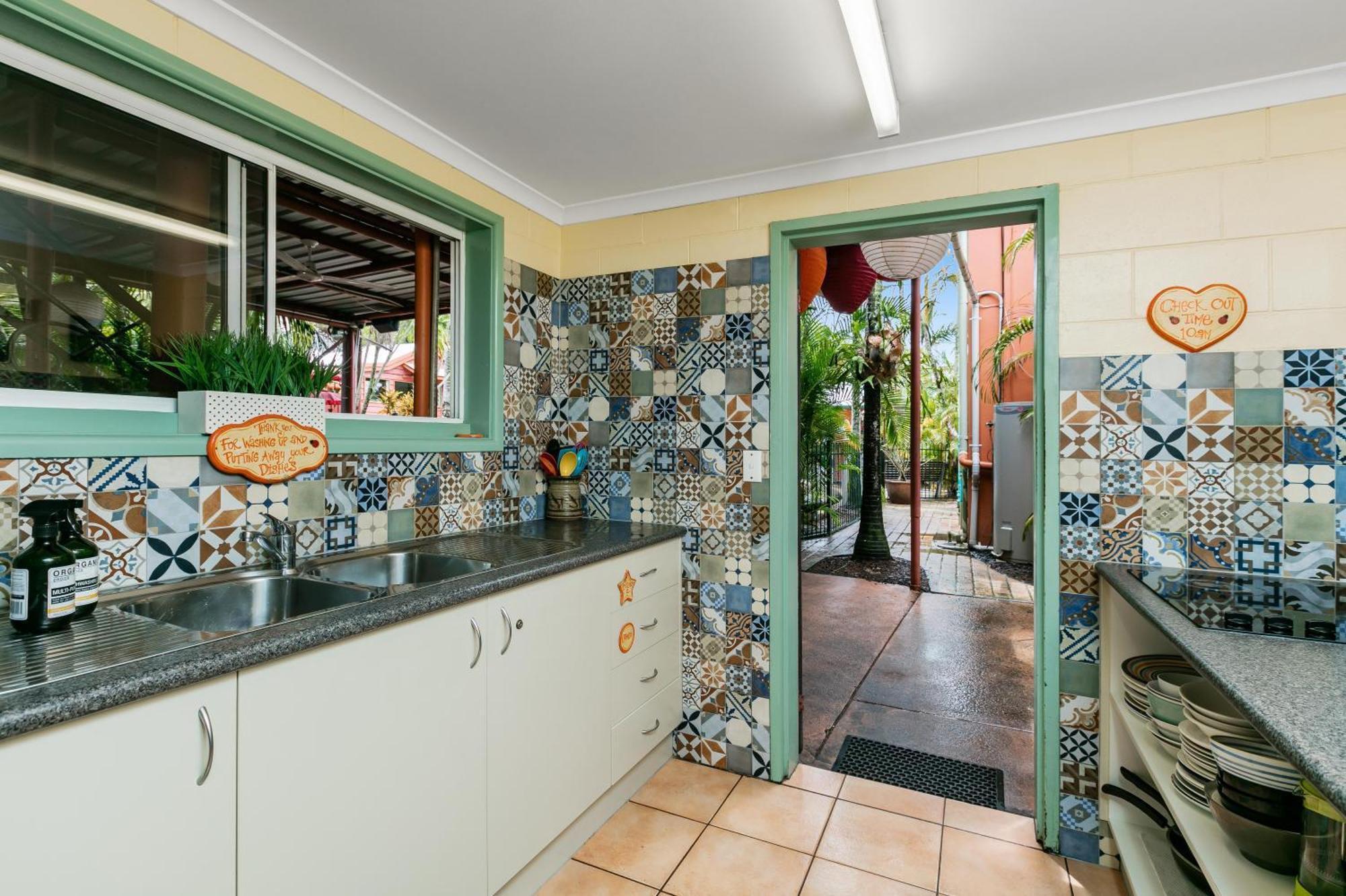 Travellers Oasis Hostel *