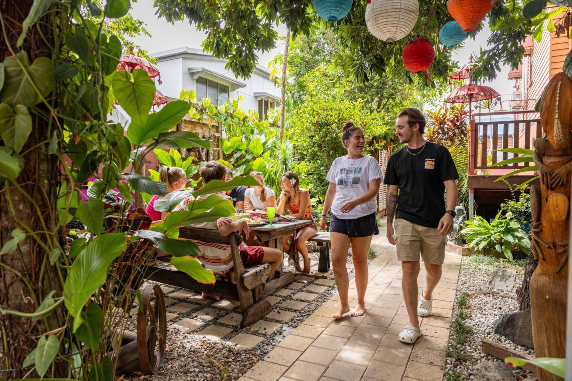 Travellers Oasis Hostel *