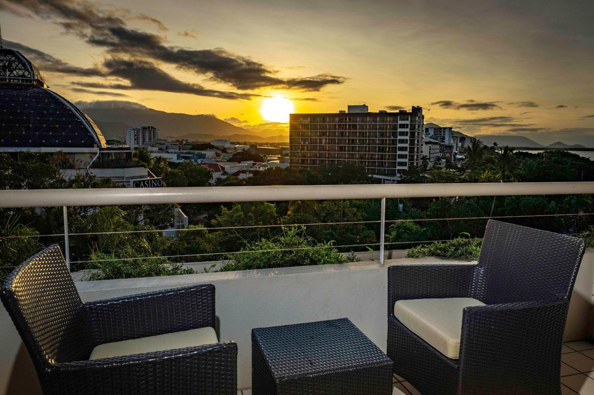 Hilton Cairns