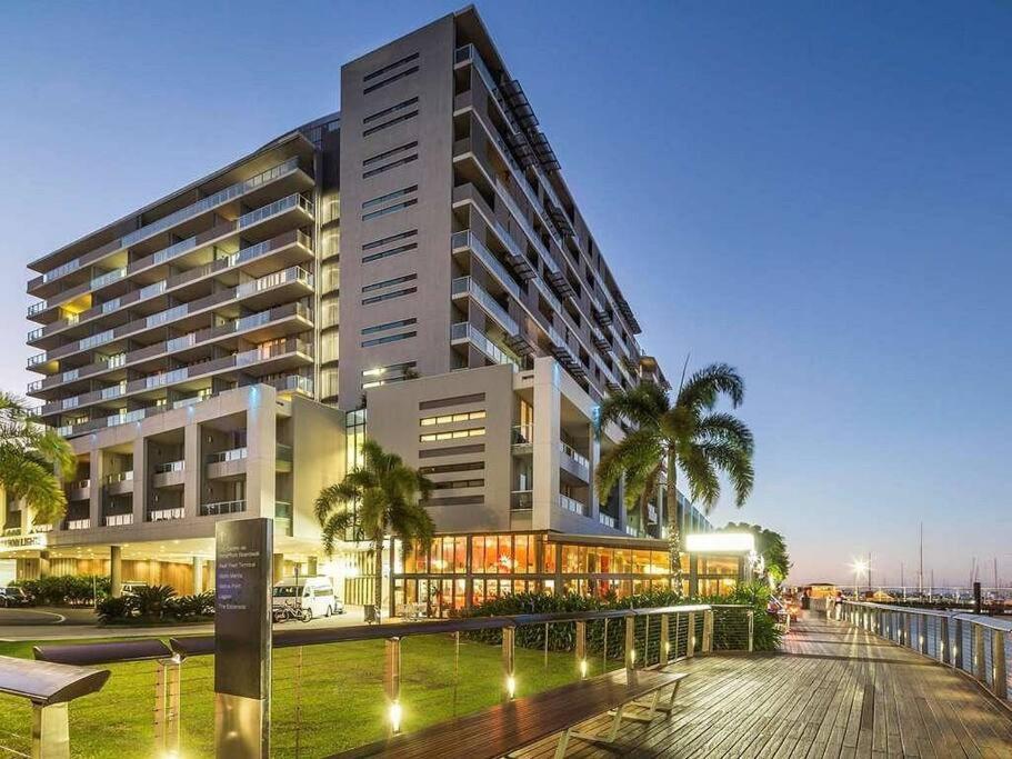 Stunning Waterfront In 5-star Complex * Cairns