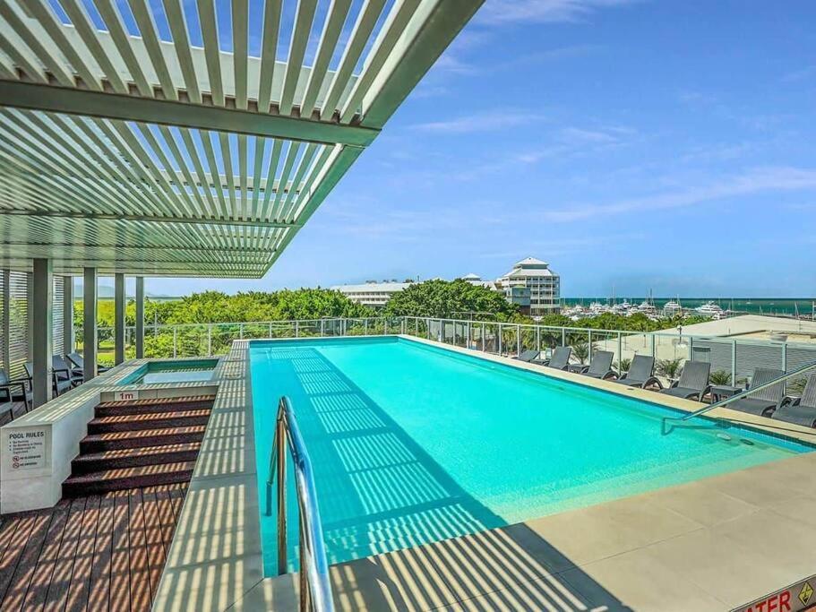 Căn hộ Stunning Waterfront In 5-star Complex Cairns