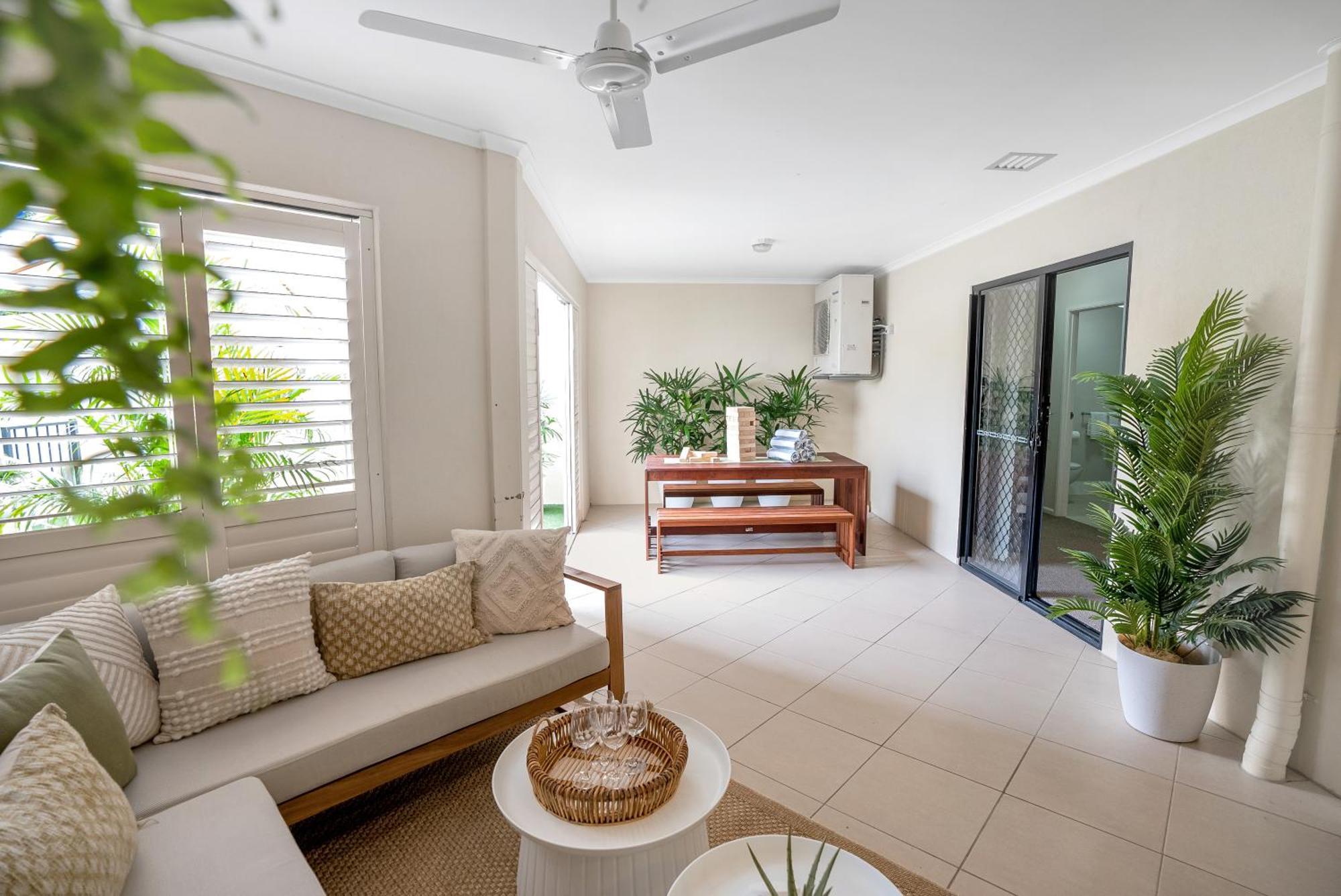 'serenity At The Edge' A Private Poolside Apartment Cairns