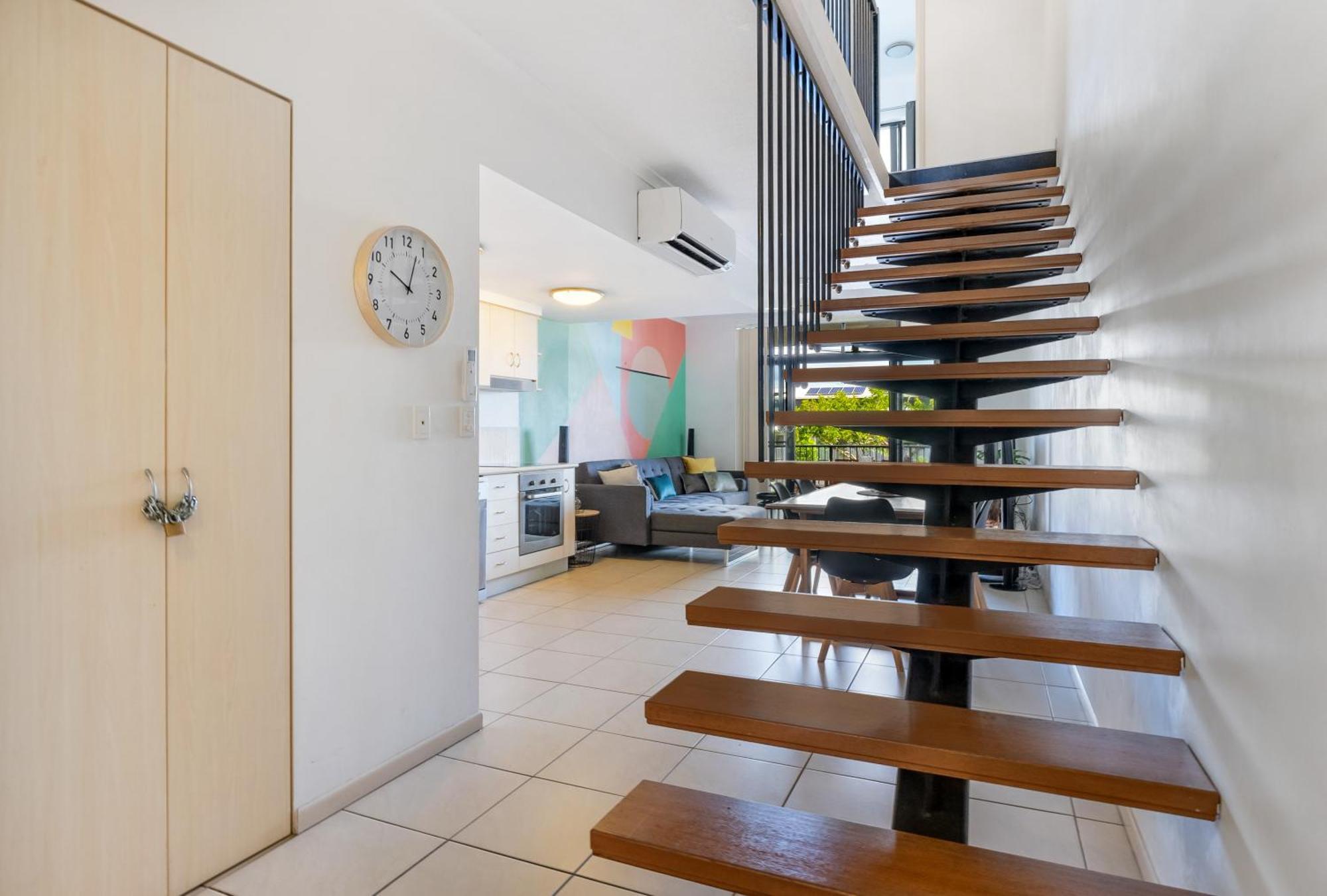 The Loft - Trendy Coastal Charm With Pool Apartment