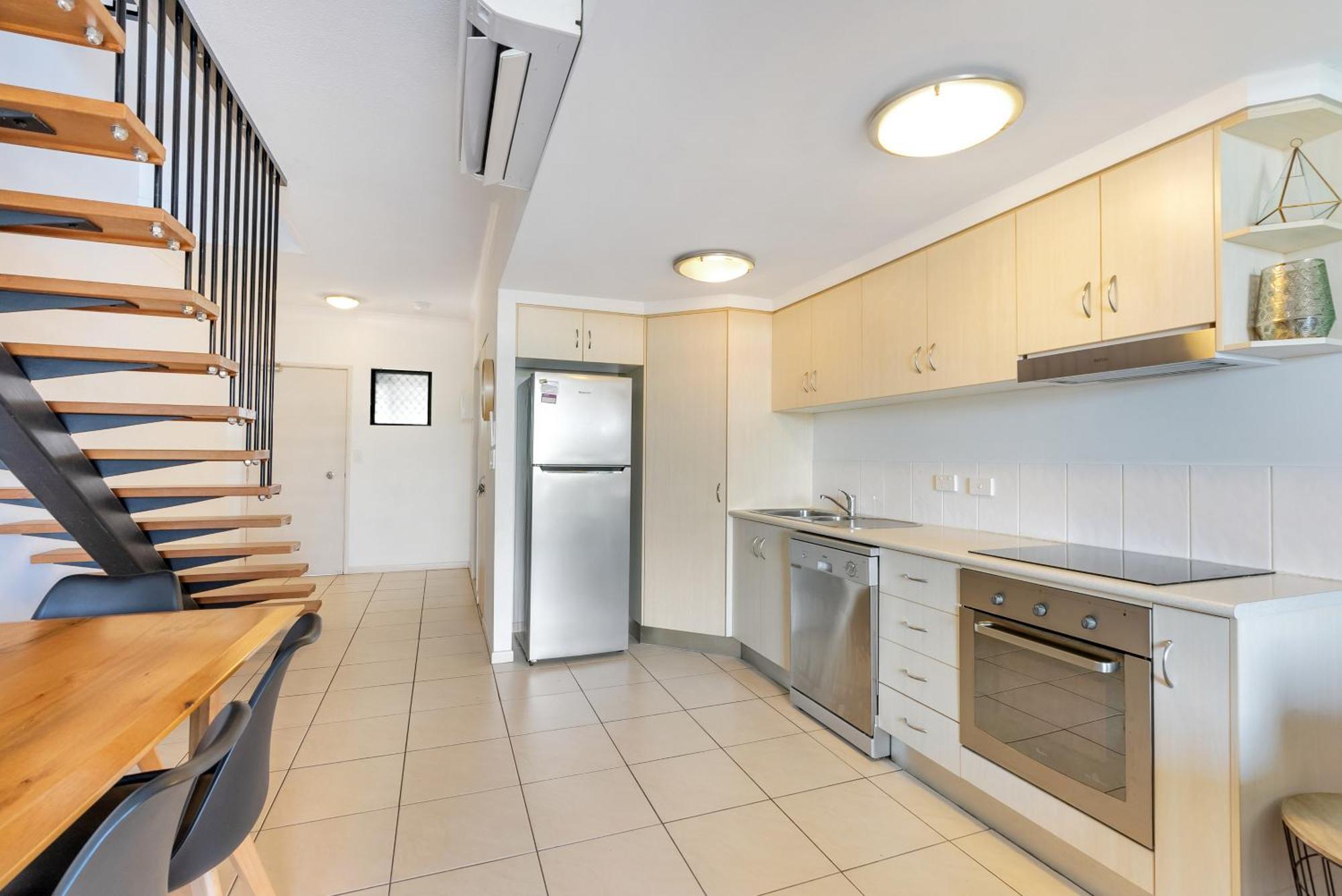 Apartment The Loft - Trendy Coastal Charm With Pool Cairns