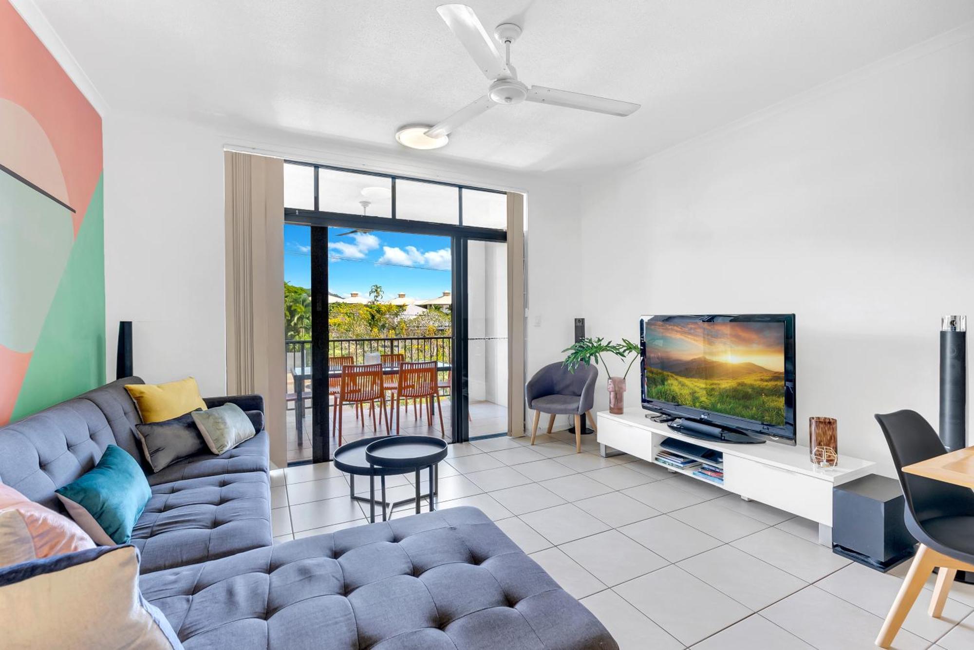 Apartment The Loft - Trendy Coastal Charm With Pool Cairns