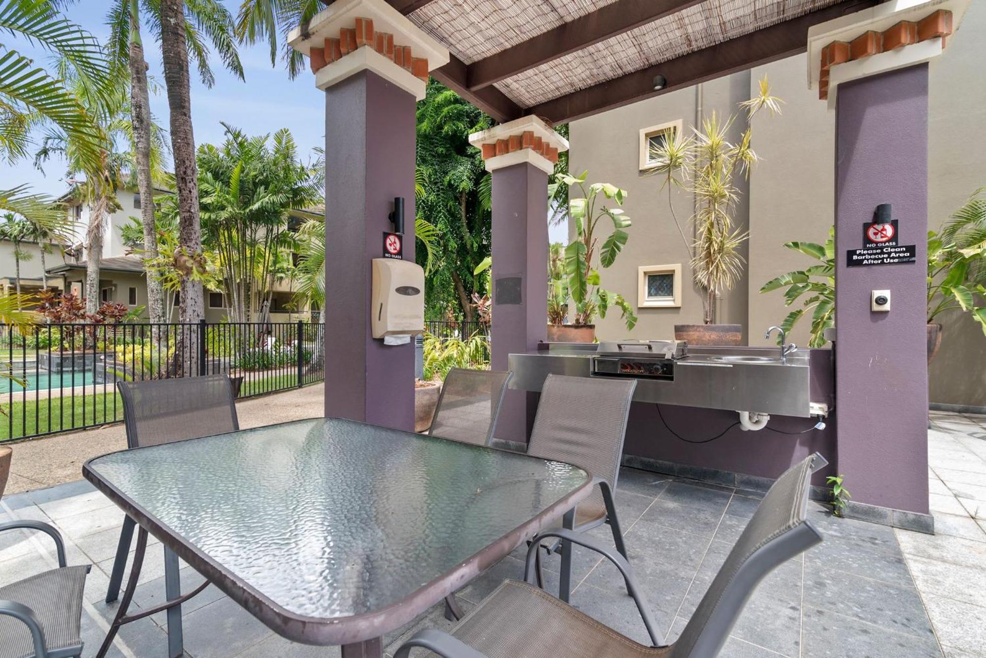 Tropical Gardens - 9 Pools Free Parking Apartment Cairns