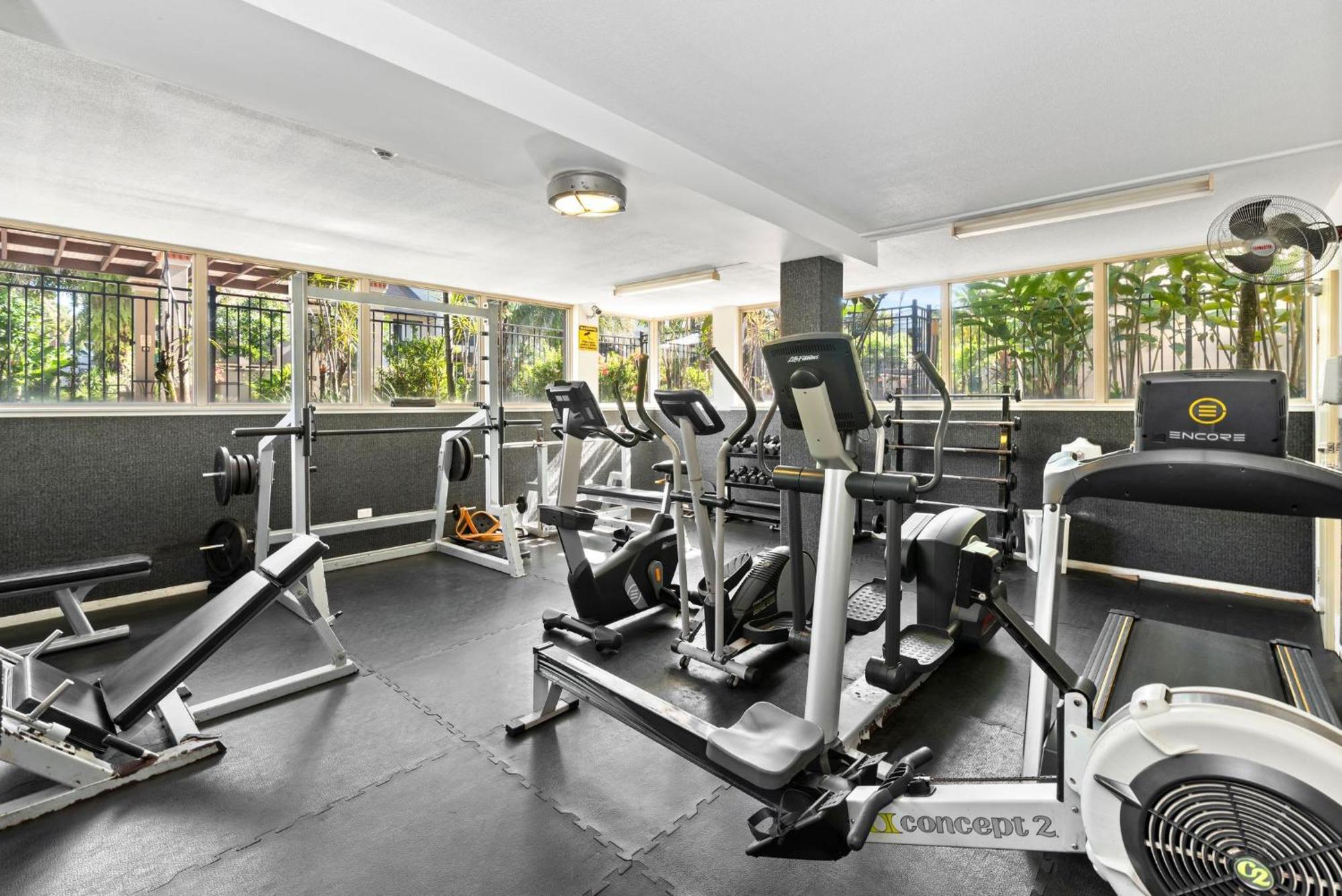 Tropical Gardens - 9 Pools Free Parking Apartment