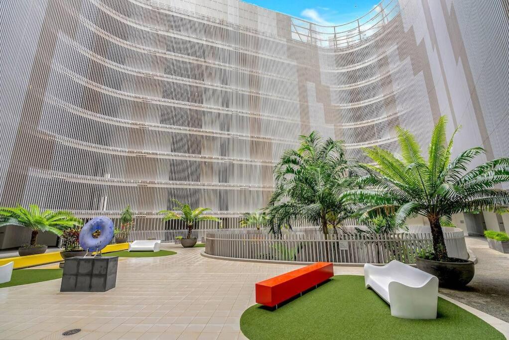 Horizons At Harbour Lights - Tropical Poolside Flair *