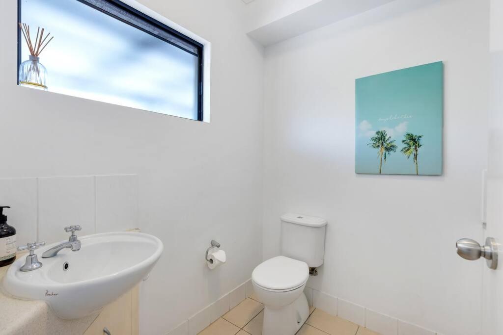 The Loft - Trendy Coastal Charm With Pool Apartment
