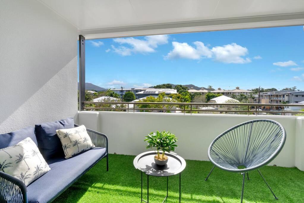The Loft - Trendy Coastal Charm With Pool Apartment Cairns