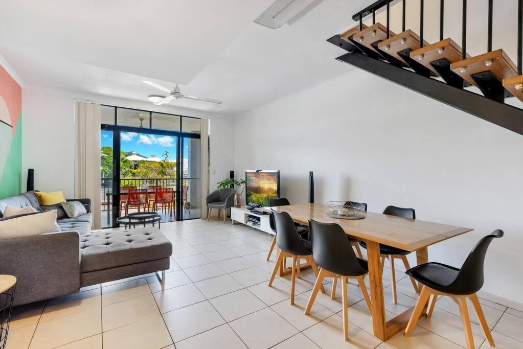 Apartment The Loft - Trendy Coastal Charm With Pool Cairns