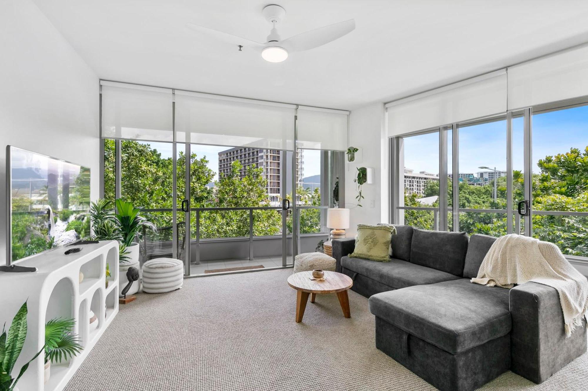 Coastal Harbour Lights -pool Gym & Prime Location Apartment