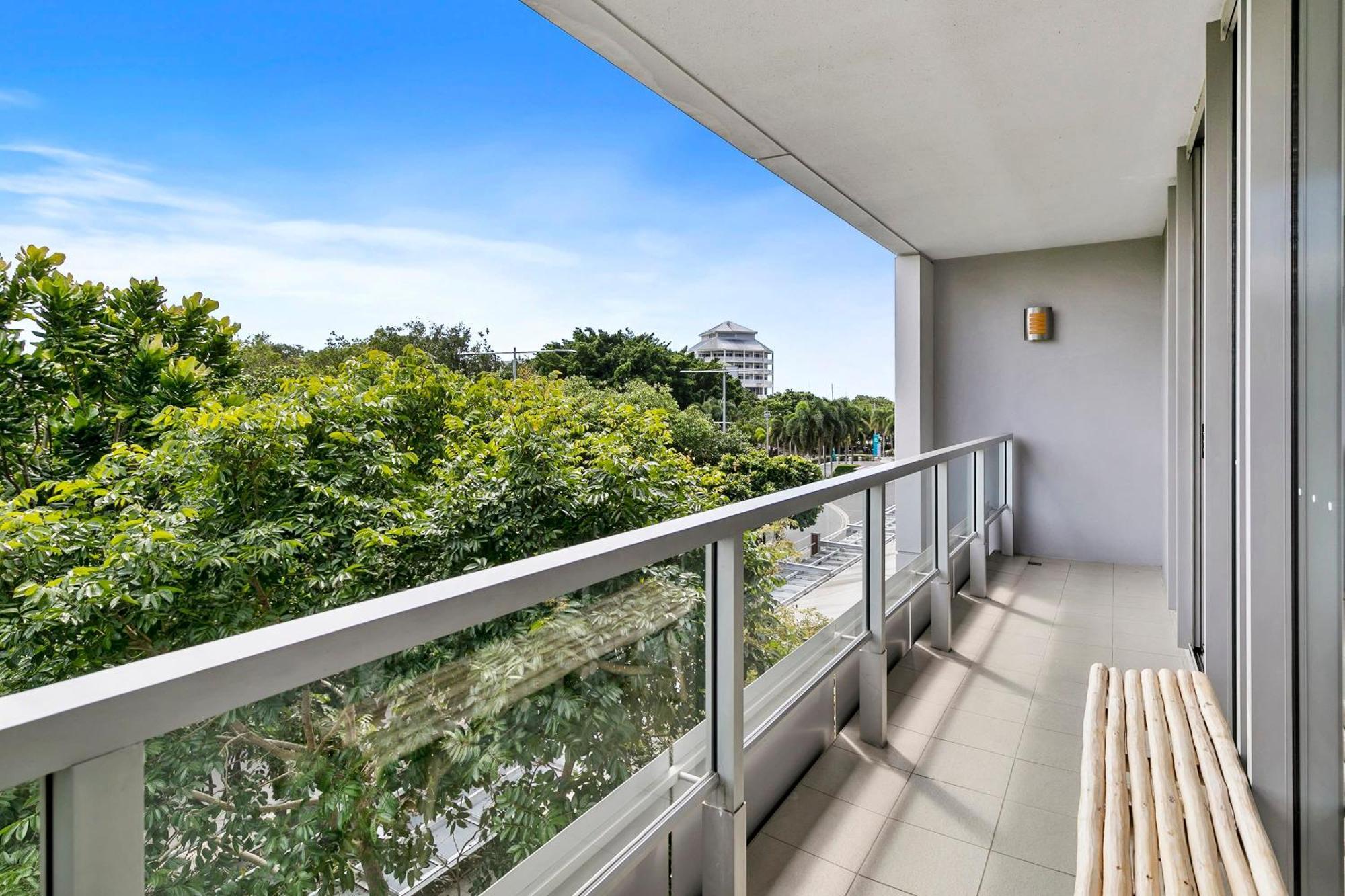 Coastal Harbour Lights -pool Gym & Prime Location Apartment