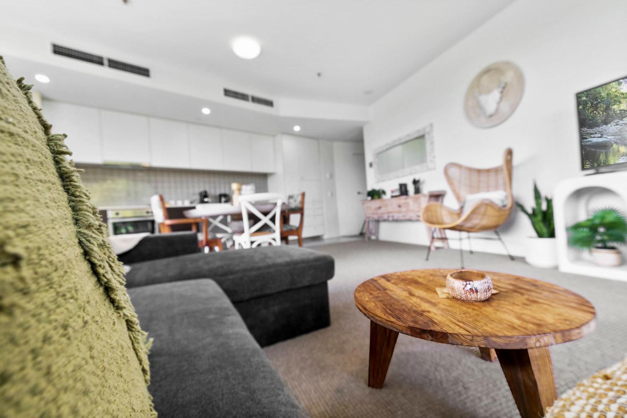Coastal Harbour Lights -pool Gym & Prime Location Apartment *