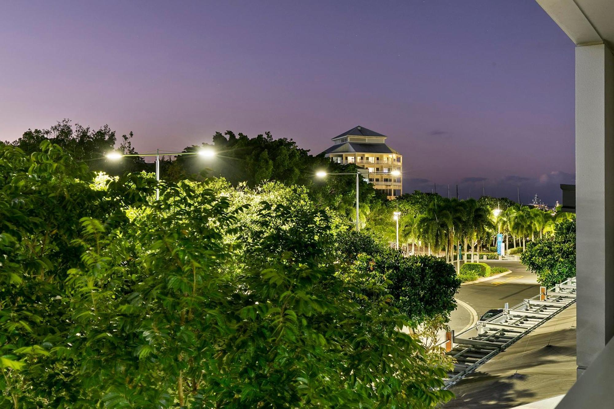 Coastal Harbour Lights -pool Gym & Prime Location