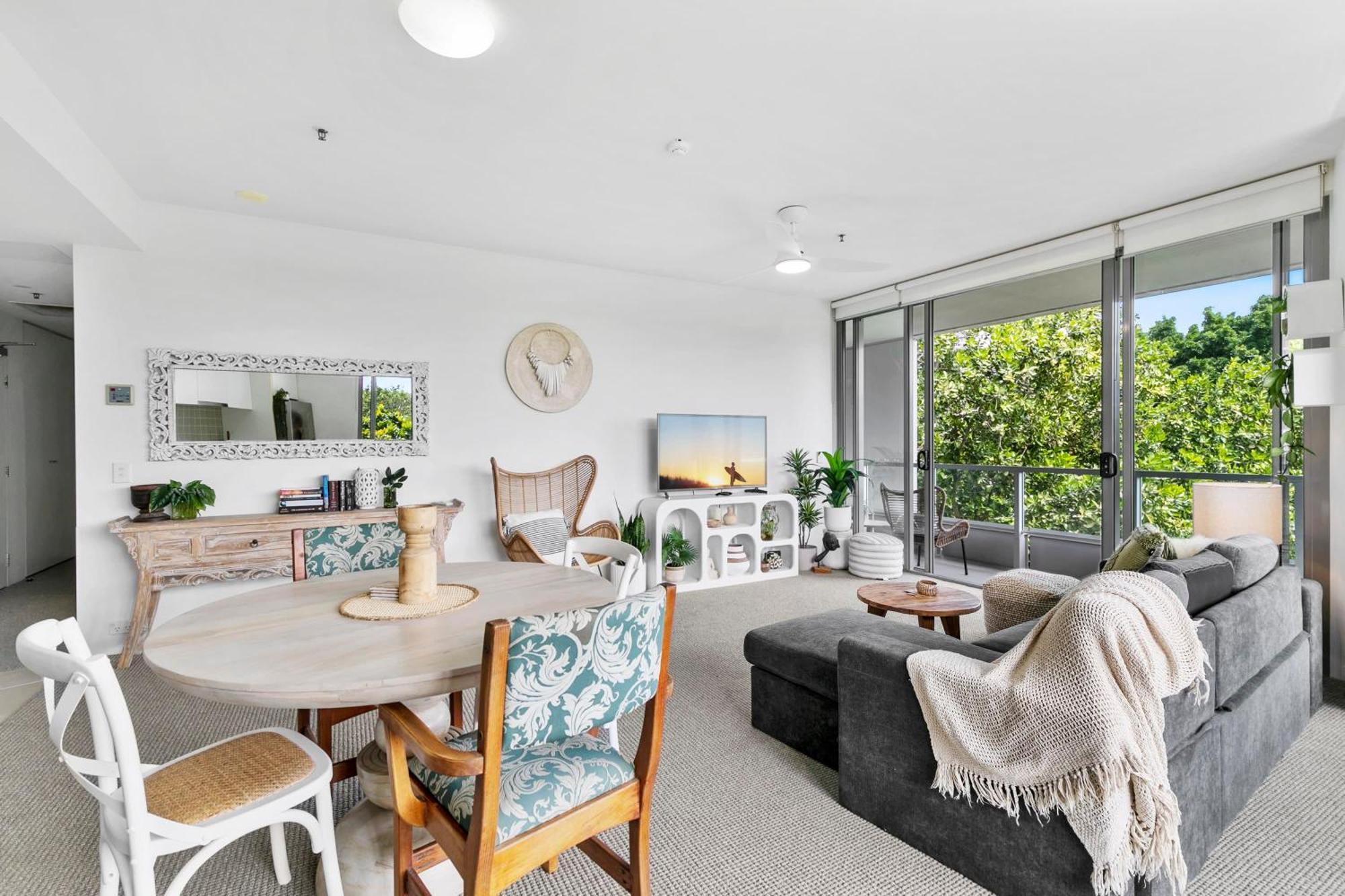 Coastal Harbour Lights -pool Gym & Prime Location Apartment
