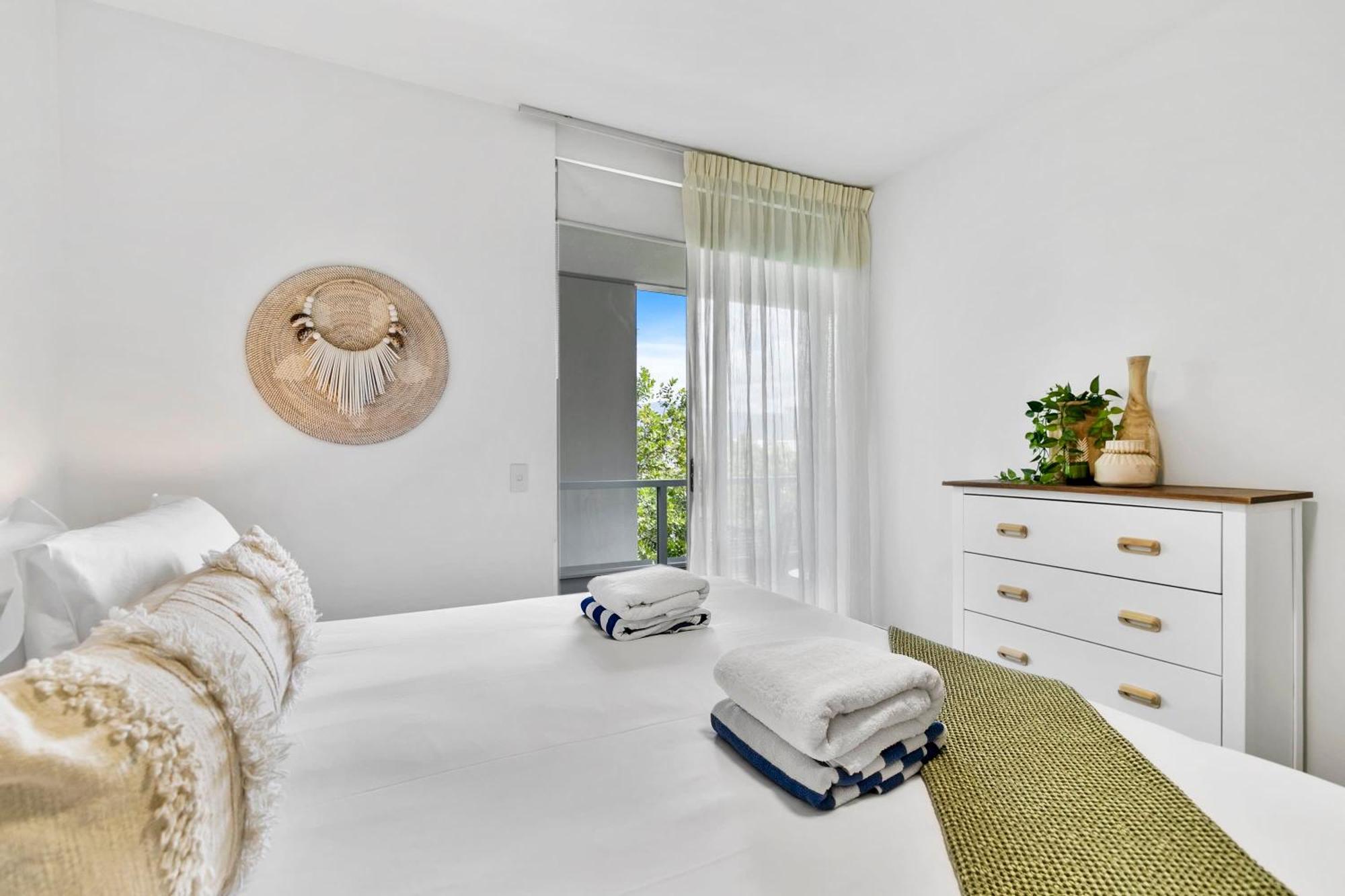 Apartment Coastal Harbour Lights -pool Gym & Prime Location *