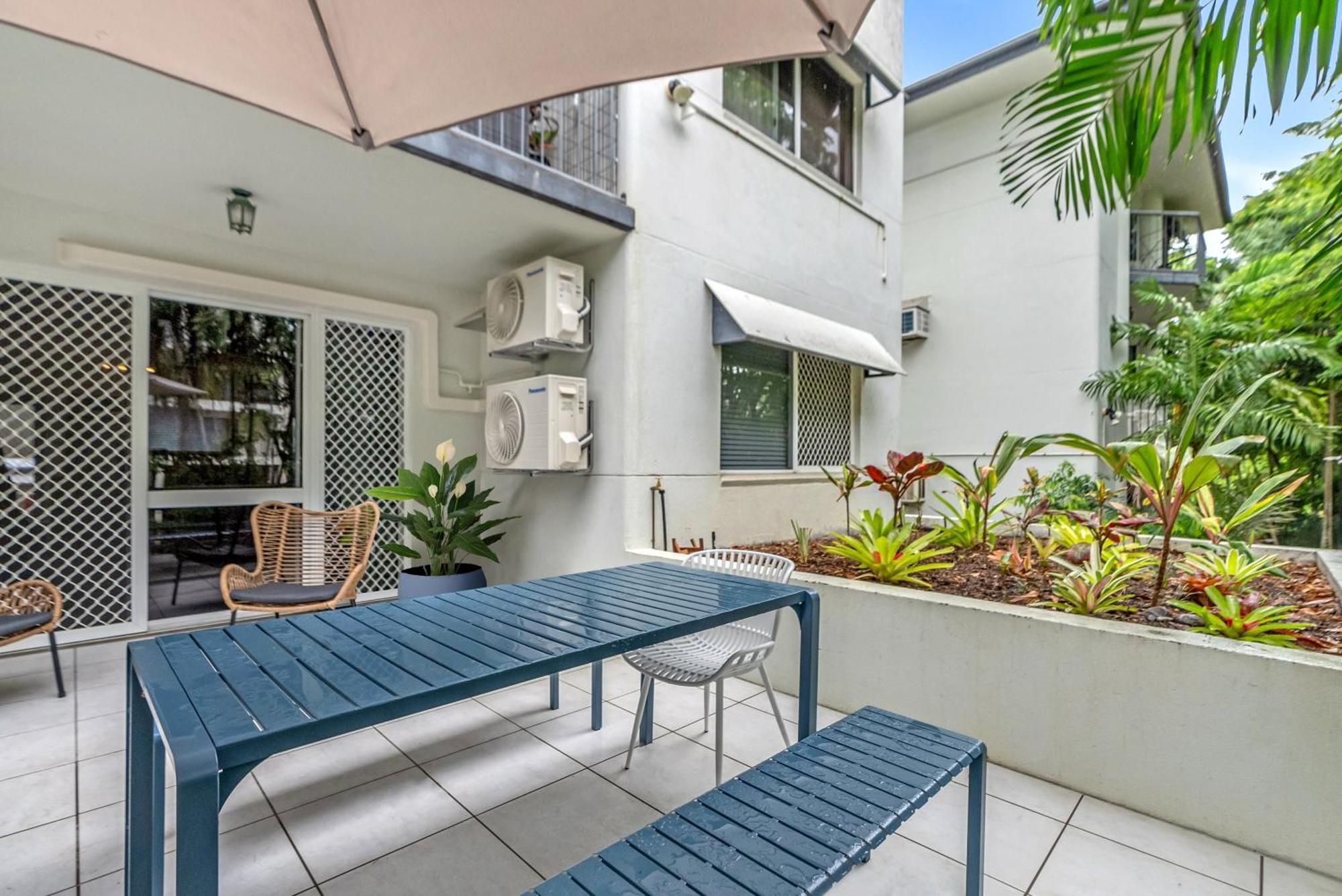 Leafy Solace - A Contemporary Hideaway Apartment *