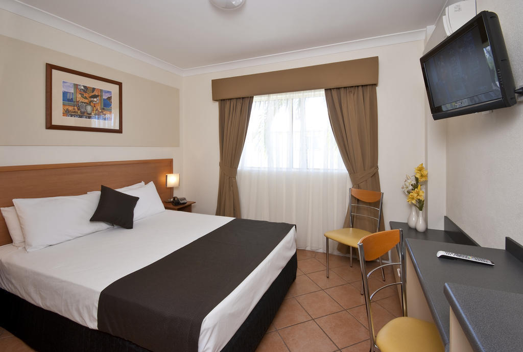 Motel Queens Court 3*
