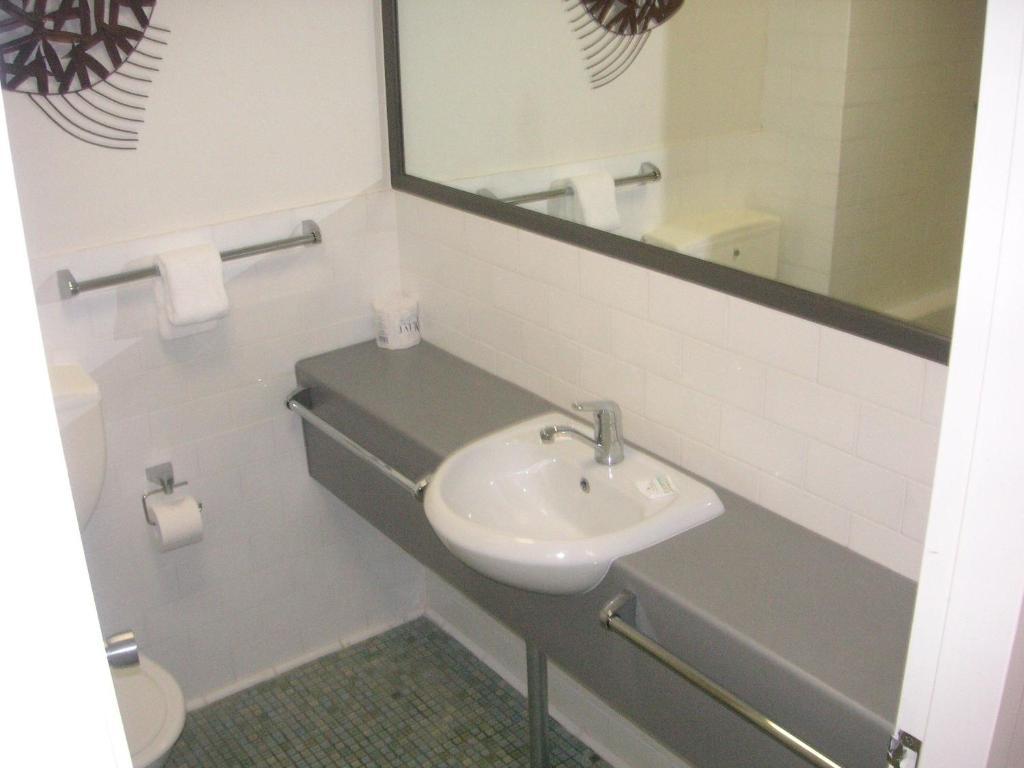 Khách sạn hẻo lánh Cairns Holiday Lodge 3*